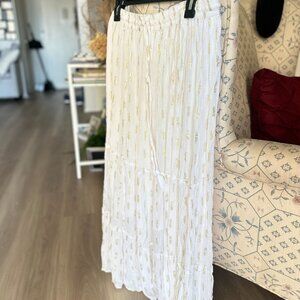 BEAUTIFUL, ELEGANT, TRENDY WINTER WHITE SKIRT!